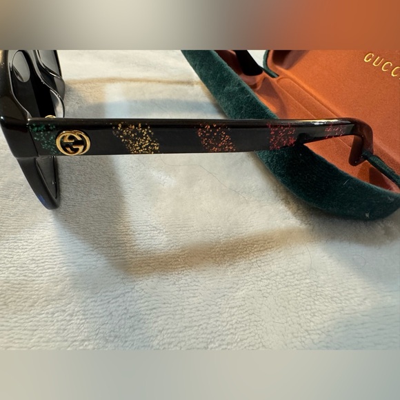 Like new-Authentic Gucci sunglasses, plastic W/colorful design, Gucci case - Picture 3 of 7